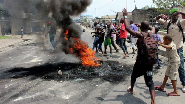 Демонстранты жгут шины на улице в Киншасе, Конго. 21 января 2015