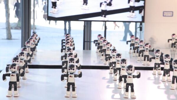 Сто роботов-андроидов станцевали брейк перед публикой в Токио