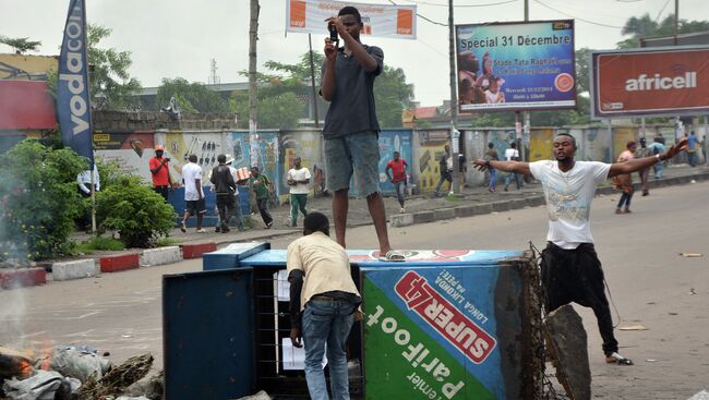 Протестующие на улице в Киншасе, Конго. Архивное фото