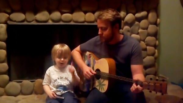 Дуэт папы и трехлетнего малыша с песней Битлз