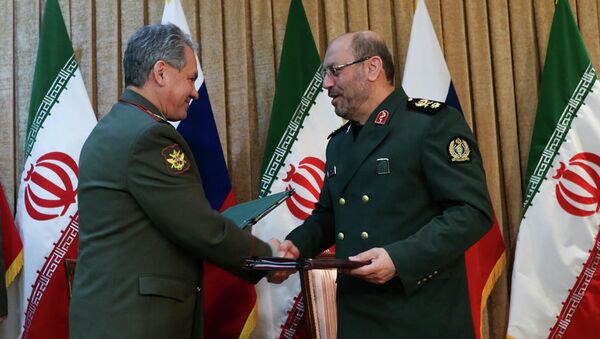 Министр обороны РФ Сергей Шойгу (слева) и министр обороны и поддержки вооруженных сил Ирана бригадный генерал Хосейн Дехган, архивное фото