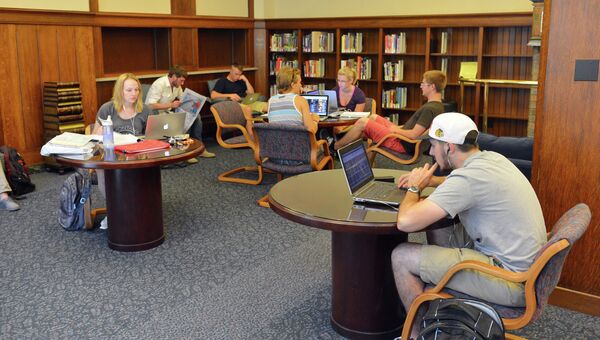 Студенты и профессора университета штата Айова в библиотеке. Архивное фото