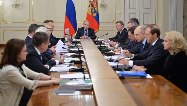 Президент РФ Владимир Путин проводит совещание с членами правительства РФ в резиденции Ново-Огарево. 21 января 2015