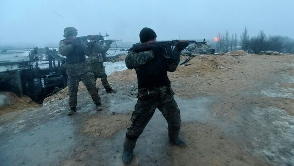 Солдаты Украинской армии ведут обстрел позиций ополченцев у поселка Пески, Донецкая область. 21 января 2015