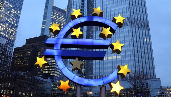 Символ евро возле здания ЕЦБ во Франкфурте, Германия. Архивное фото