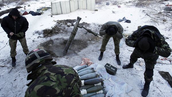 Украинские военные ведут обстрел позиций ополченцев из миномета в районе аэропорта Донецка. Архивное фото