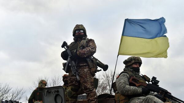Украинские военные на бронетранспортере в районе Дебальцево, Донецкая область 