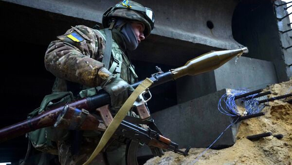 Украинский солдат с гранатометом во время боя около поселка Пески, Донецкая область. 21 января 2015
