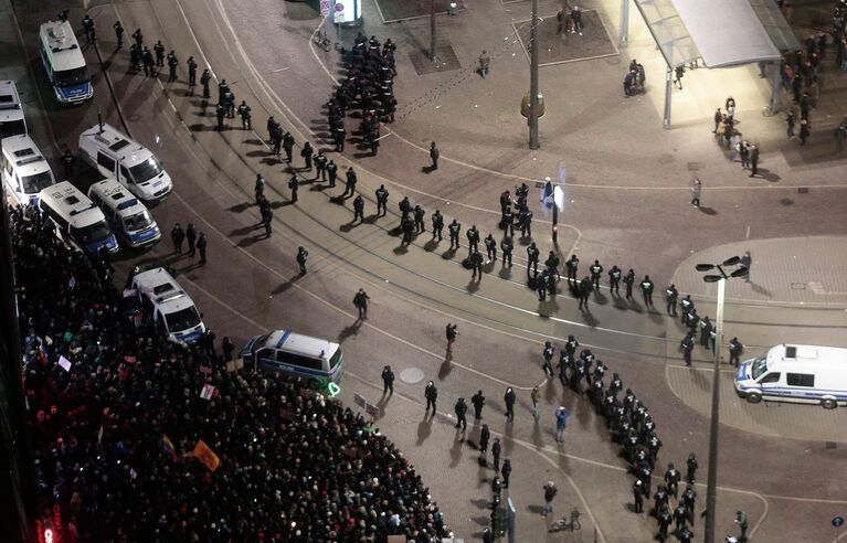 Полицейские во время митинга участников антиисламского движения