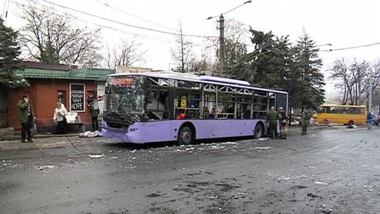 Троллейбус, подвергшийся обстрелу на остановке в центре Донецка. 22 января 2015