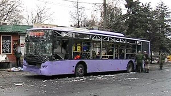 Троллейбус, подвергшийся обстрелу на остановке в центре Донецка. 22 января 2015