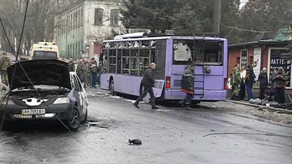 Троллейбус, подвергшийся обстрелу на остановке в Донецке. 22 января 2015