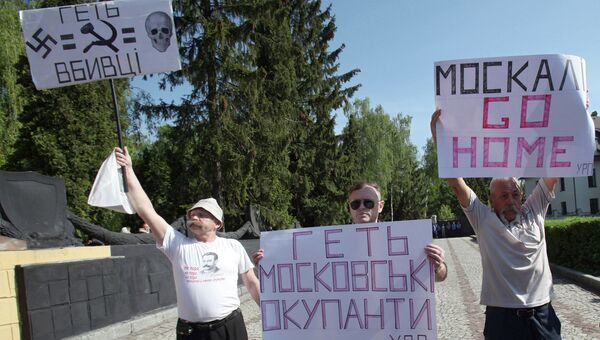 Мужчины развернули плакаты с антироссийским содержанием на Холме Славы во Львове