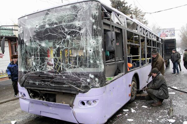 Троллейбус, подвергшийся обстрелу на остановке в Донецке