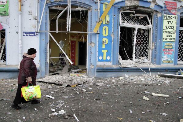 Здание, поврежденное в результате обстрела троллейбусной остановки в Донецке