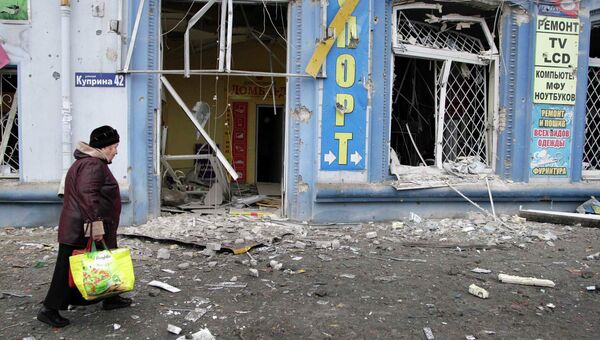 Здание, поврежденное в результате обстрела троллейбусной остановки в Донецке