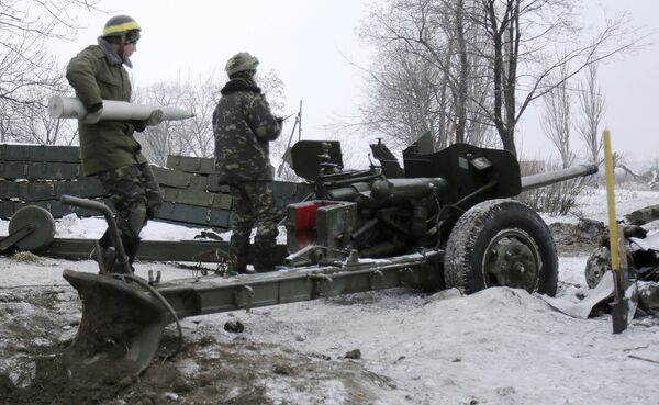 Украинский военный заряжает пушку в окрестностях Донецкого аэропорта. Архивное фото Украинский военный заряжает пушку в окрестностях Донецкого аэропорта. Архивное фото