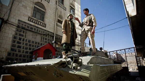 Шиитские повстанцы-хуситы неподалеку от президентского дворца в Сане, Йемен. Архивное фото