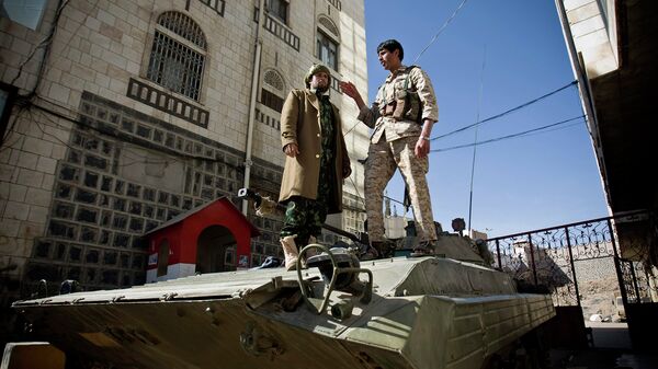 Шиитские повстанцы-хуситы неподалеку от президентского дворца в Сане, Йемен. 22 января 2015