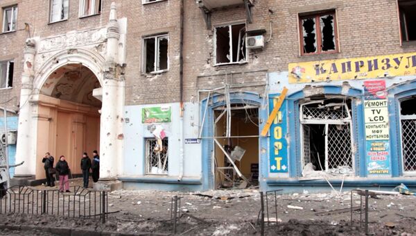 На месте происшествия в Ленинском районе Донецка, где произошел обстрел остановки общественного транспорта. 22 января 2015