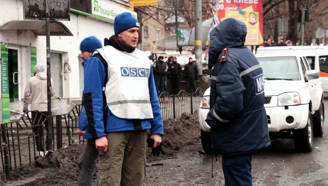 Сотрудники ОБСЕ на месте обстрела в Донецке. Архивное фото