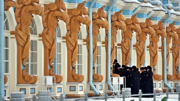 Курсанты ВМФ РФ входят в Екатерининский дворец в Царском Селе, Санкт-Петербург. Архивное фото