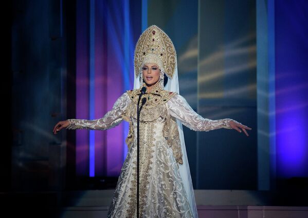 Участница конкурса Мисс Вселенная 2015 от России Юлия Алипова в национальном костюме