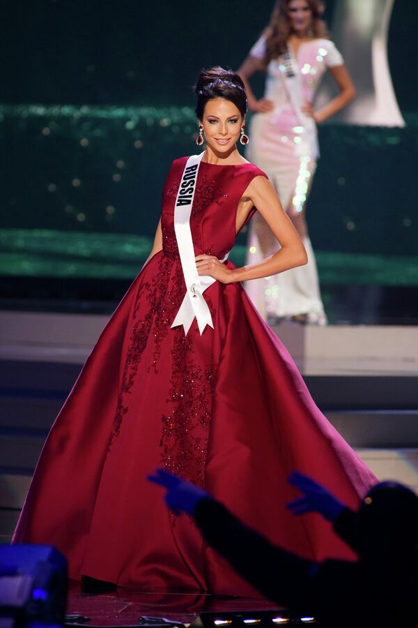 Юлия Алипова на сцене во время конкурса Мисс Вселенная 2015 в Майами