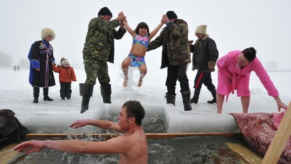 Купание в проруби у села Сретинка на Крещение, Россия, 19 января 2015