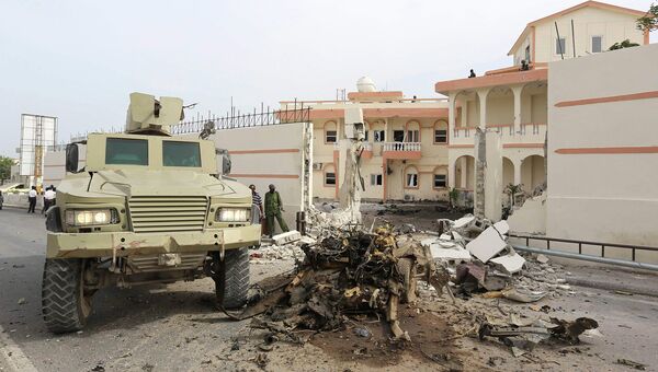 Сомалийские военные на месте взрыва заминированного автомобиля в Могадишо. 22 января 2015