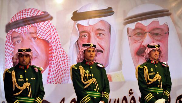 Портреты шестого короля Саудовской Аравии Абдаллы бен Абдель Азиза Аль Сауда, принца Салмана ибн Абдул-Азиз Аль Сауда и второго наследного принца Мукрина