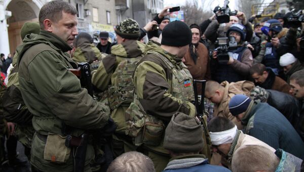 Украинские военнопленные на месте обстрела остановки в Донецке. Архивное фото