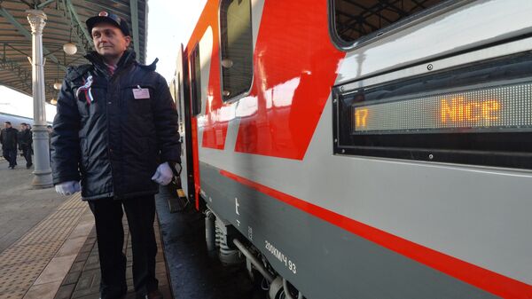 Проводник у нового вагона RIC международного поезда Москва – Ницца. Архивное фото