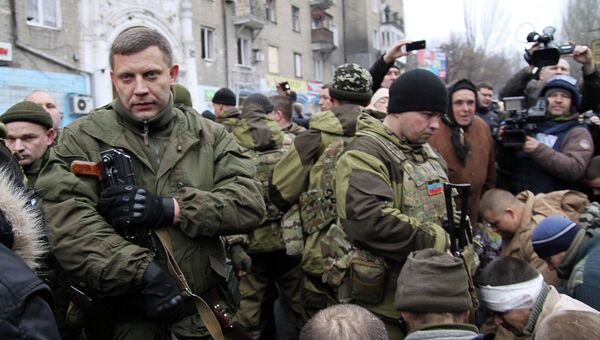 Глава ДНР Александр Захарченко на месте обстрела остановки в Донецке. Архивное фото