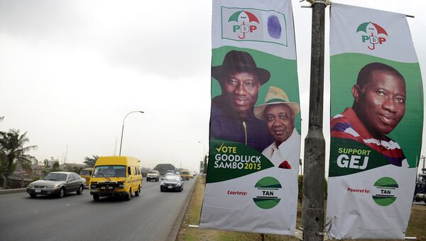 Агитационные баннеры в поддержку действующего президента Нигерии Гудлака Джонатана. Архивное фото