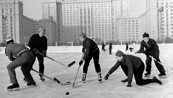Студенты МГУ во время игры в хоккей