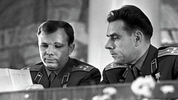 Советские космонавты Юрий Гагарин и Владимир Комаров на пресс-конференции в МГУ