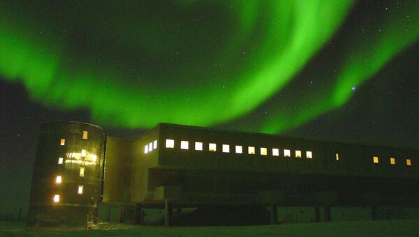 Северное сияние над куполом научной станции в Антарктиде. Архивное фото.