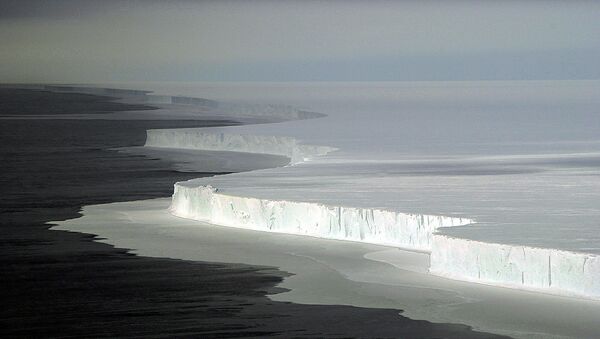 Вид на огромный айсберг в Антарктиде, архивное фото