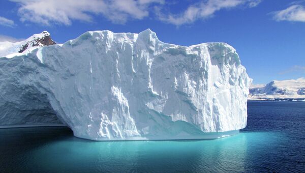 Айсберг в Антарктиде. Архивное фото