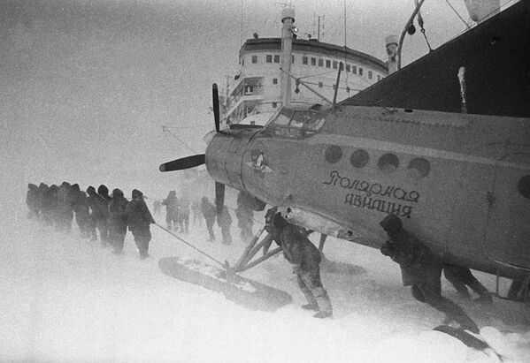 Летчики полярной авиации эвакуируют самолет в Антарктиде