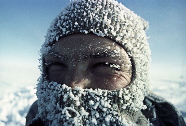 Участник полярной экспедиции на станции Восток в Антарктиде