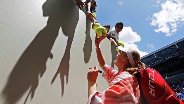 Екатерина Макарова раздает автографы после победы над Юлией Гергес в 1/8 финала Australian Open