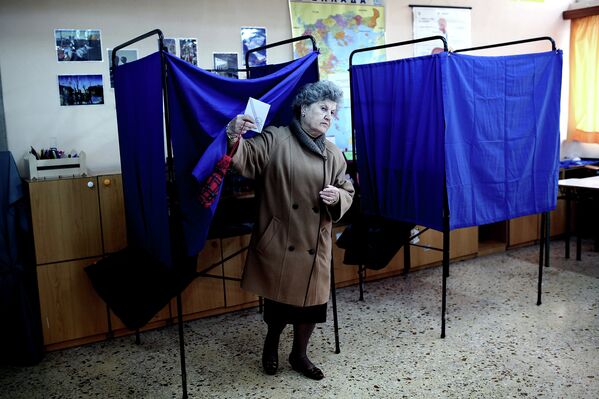 Женщина на избирательном участке в Афинах в ходе досрочных выборов депутатов парламента Греции. 25 января 2015 года