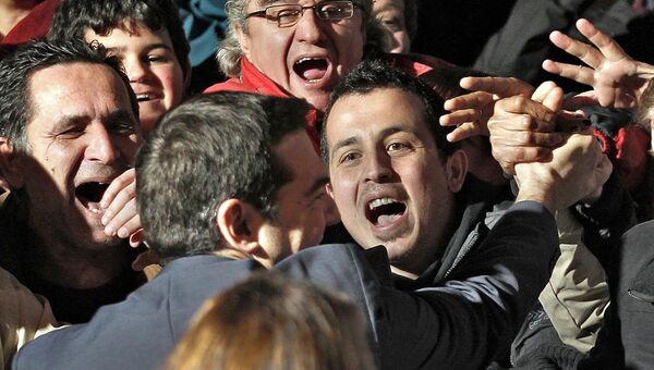 Лидер оппозиции и глава радикальной левой партии СИРИЗА Алексис Ципрас приветствует сторонников. Афины, 25 января 2015
