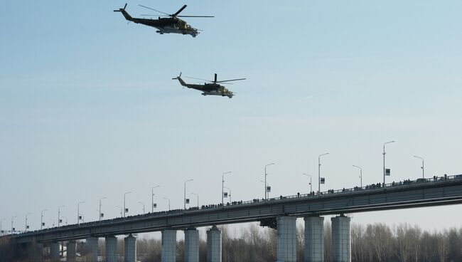 Вертолеты Ми-24 на авиашоу в рамках акции Служба по контракту в Военно-воздушных силах - Твой выбор!. Архивное фото