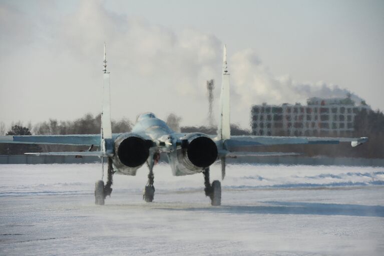 Многоцелевой истребитель Су-30 пилотажной группы Соколы России на аэродроме Толмачево в Новосибирске