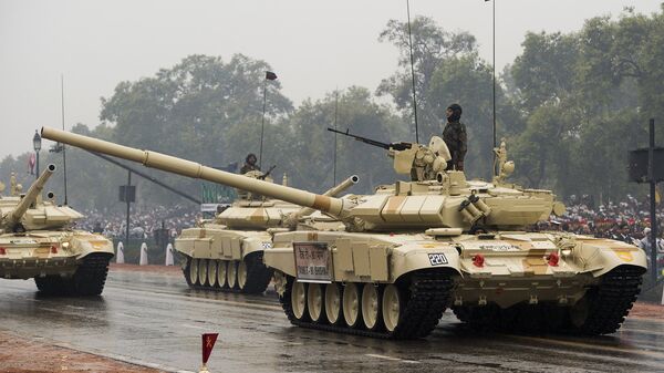 Танки Т-90 на параде в честь празднования Дня Республики в Индии. Архивное фото