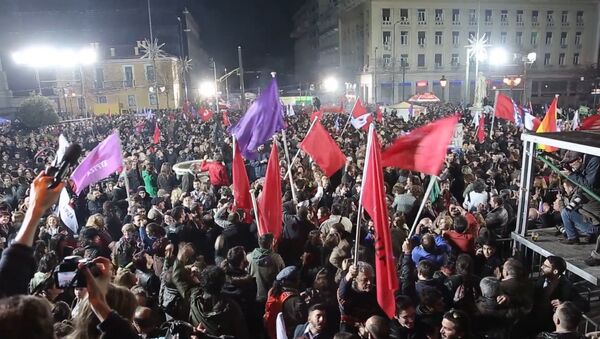 Жители Афин с флагами приветствовали победу СИРИЗА на выборах в Греции