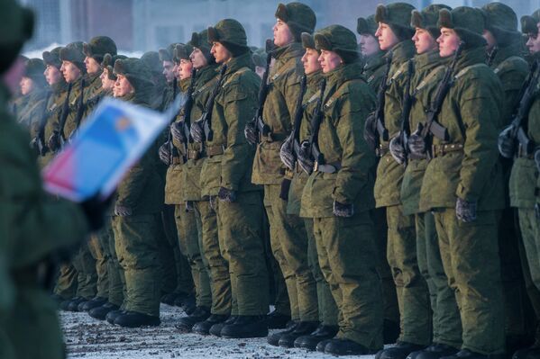 Курсанты 242 учебного центра министерства обороны РФ во время церемонии принятия присяги